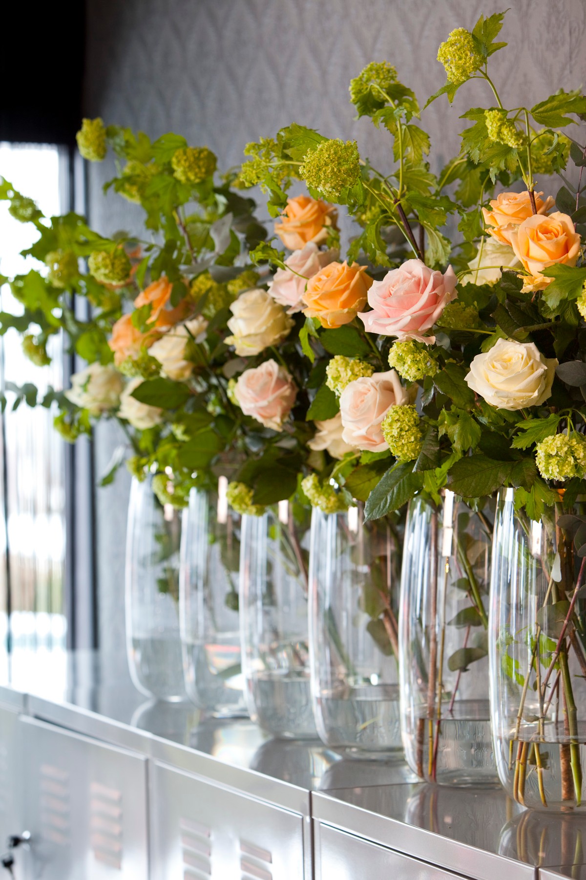Как менять воду в розах вазе. Цветы в вазах. Цветочная композиция в вазе. Цветы в прозрачной вазе. Цветы в прозрачных вазах.