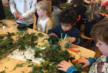 Dutch children make Christmas floral arrangements  with Avalanche + roses